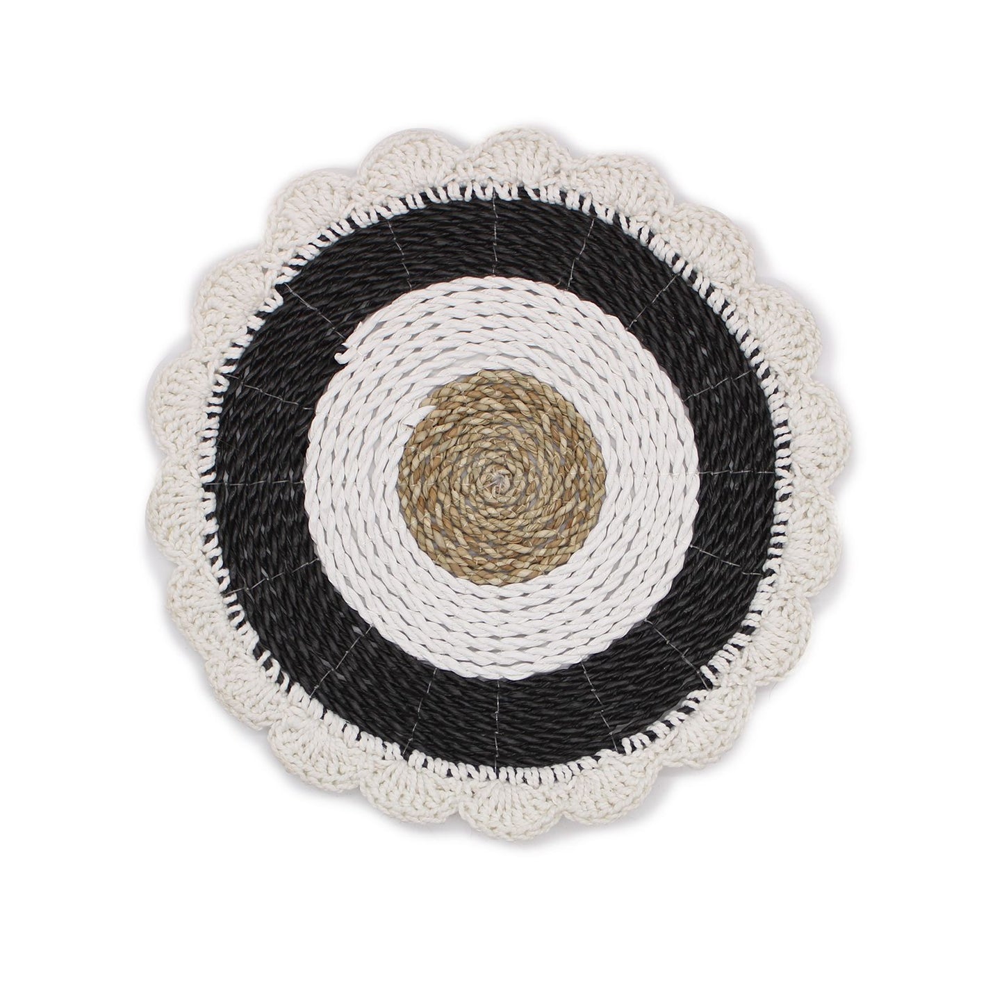 Mantel redondo de fibra natural con diseño en blanco, negro y beige. Estilo boho ideal para decoración de mesas.