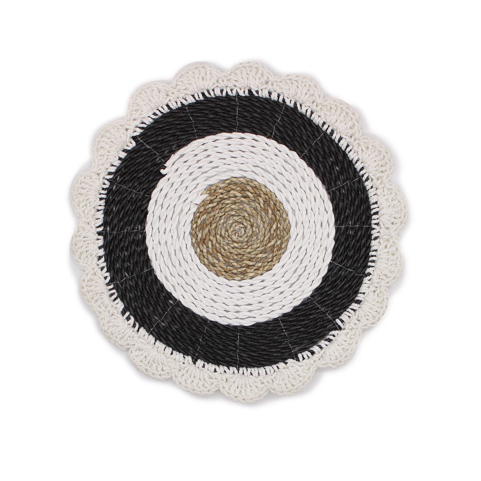Mantel redondo de fibra natural con diseño en blanco, negro y beige. Estilo boho ideal para decoración de mesas.