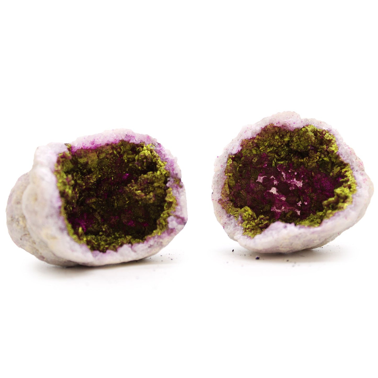 Geoda de cristal morado con interior verde brillante, ideal para decoración y coleccionistas de minerales.