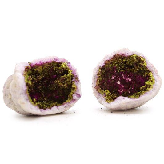 Geoda de cristal morado con interior verde brillante, ideal para decoración y coleccionistas de minerales.