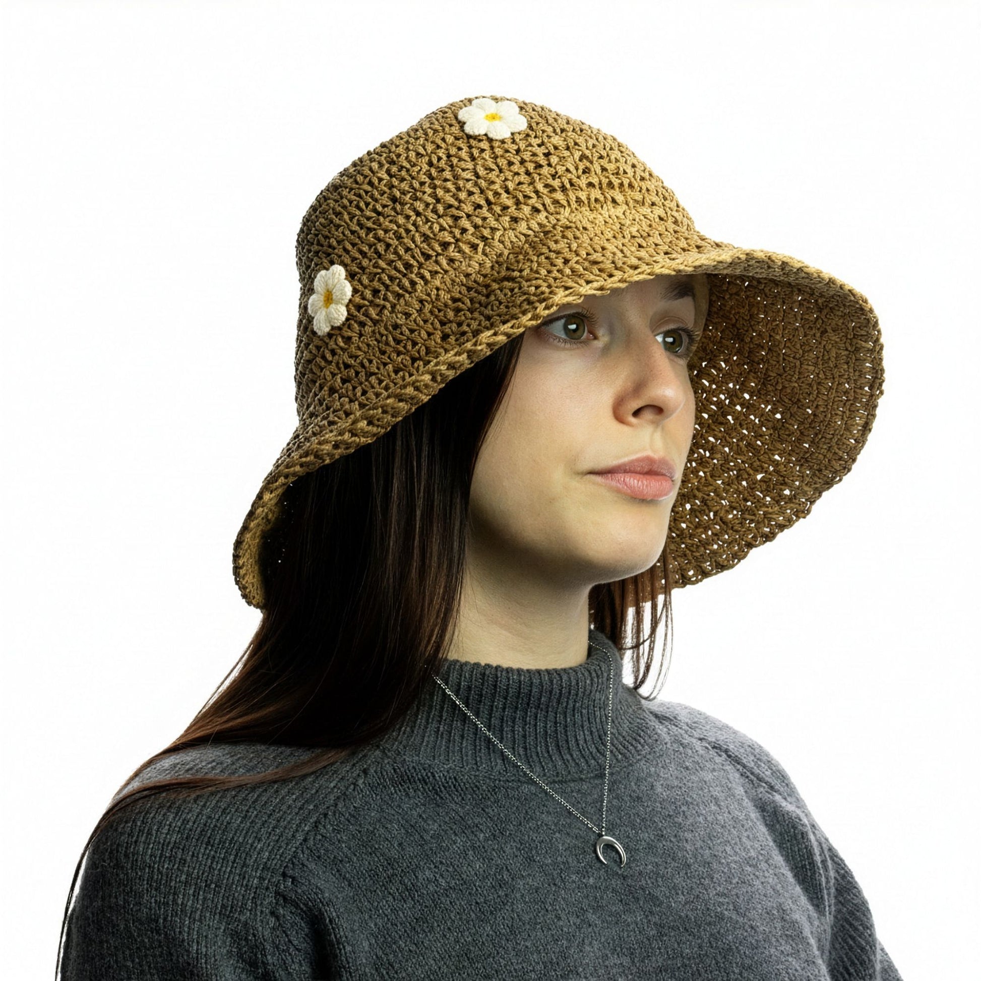 Sombrero de paja trenzada color marrón con flores blancas, estilo casual y fresco, ideal para verano.