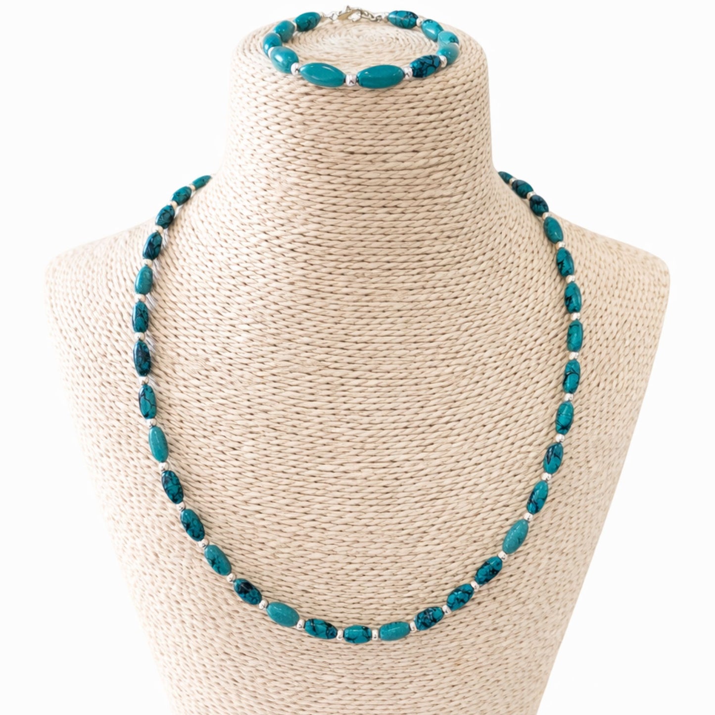 Collar y pulsera de piedras turquesa con diseño elegante, ideal para un look sofisticado y moderno.