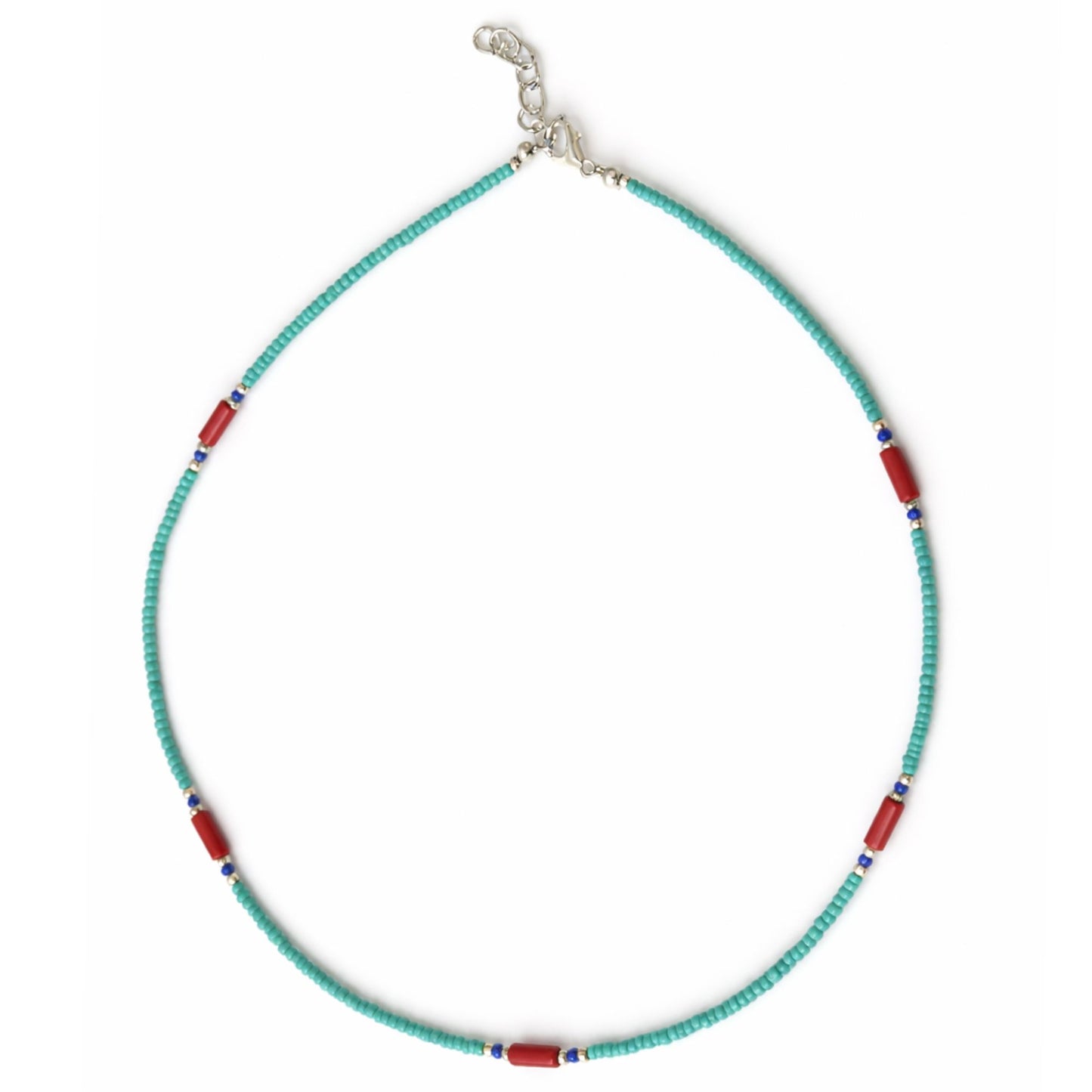Collar de cuentas turquesas con detalles rojos y azules, estilo bohemio y ajuste ajustable en plata.