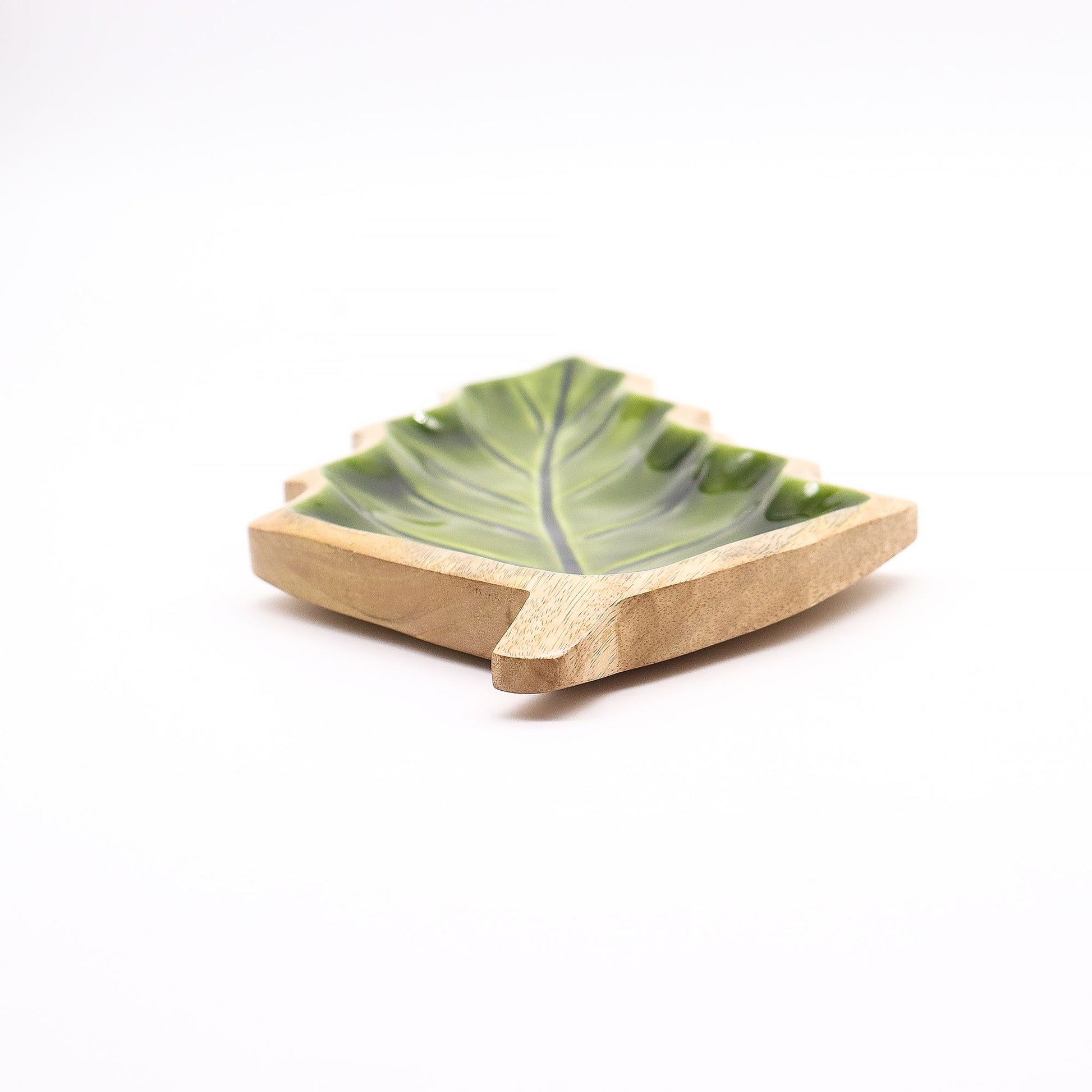 Plato cuadrado de madera con diseño de hoja verde, ideal para decoraciones y servir aperitivos.