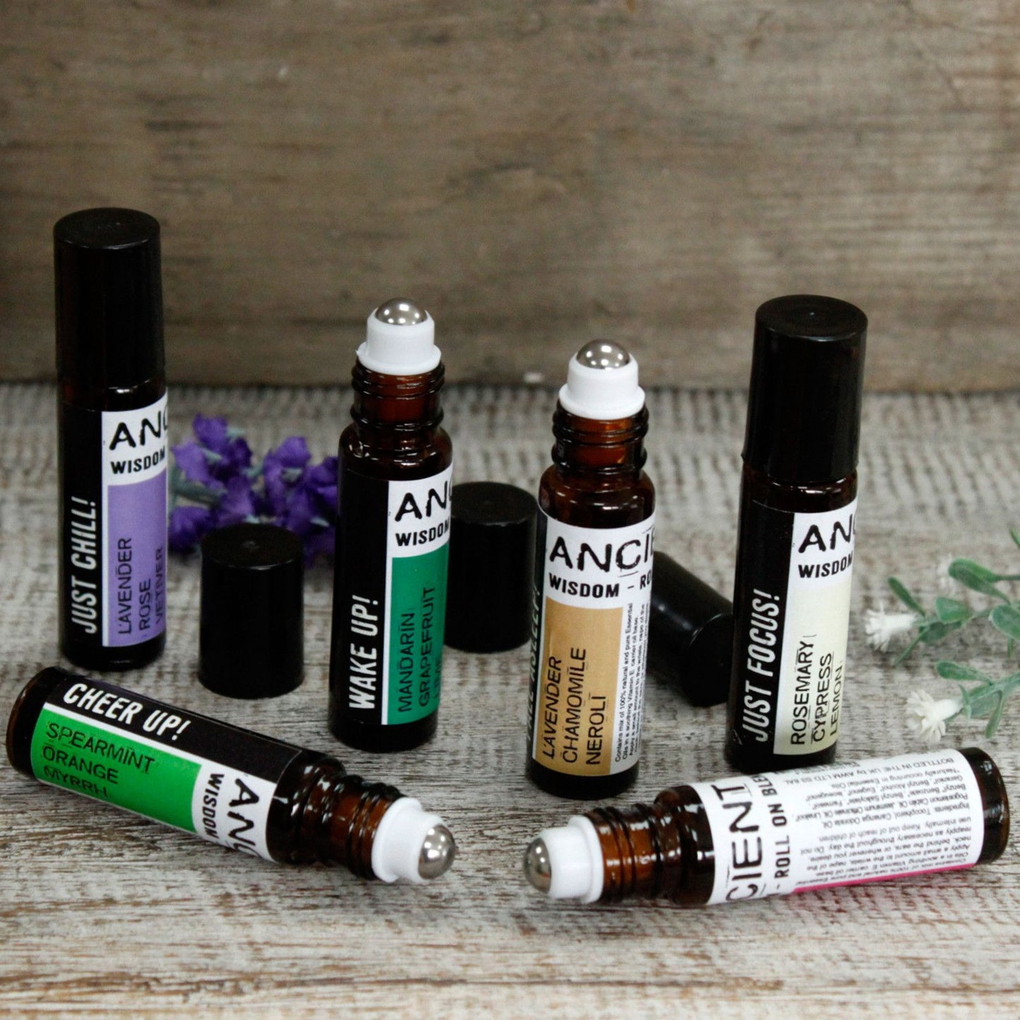 Aceites esenciales en roll-on de vidrio ámbar, variedad de aromas: lavanda, menta, mandarina y romero.