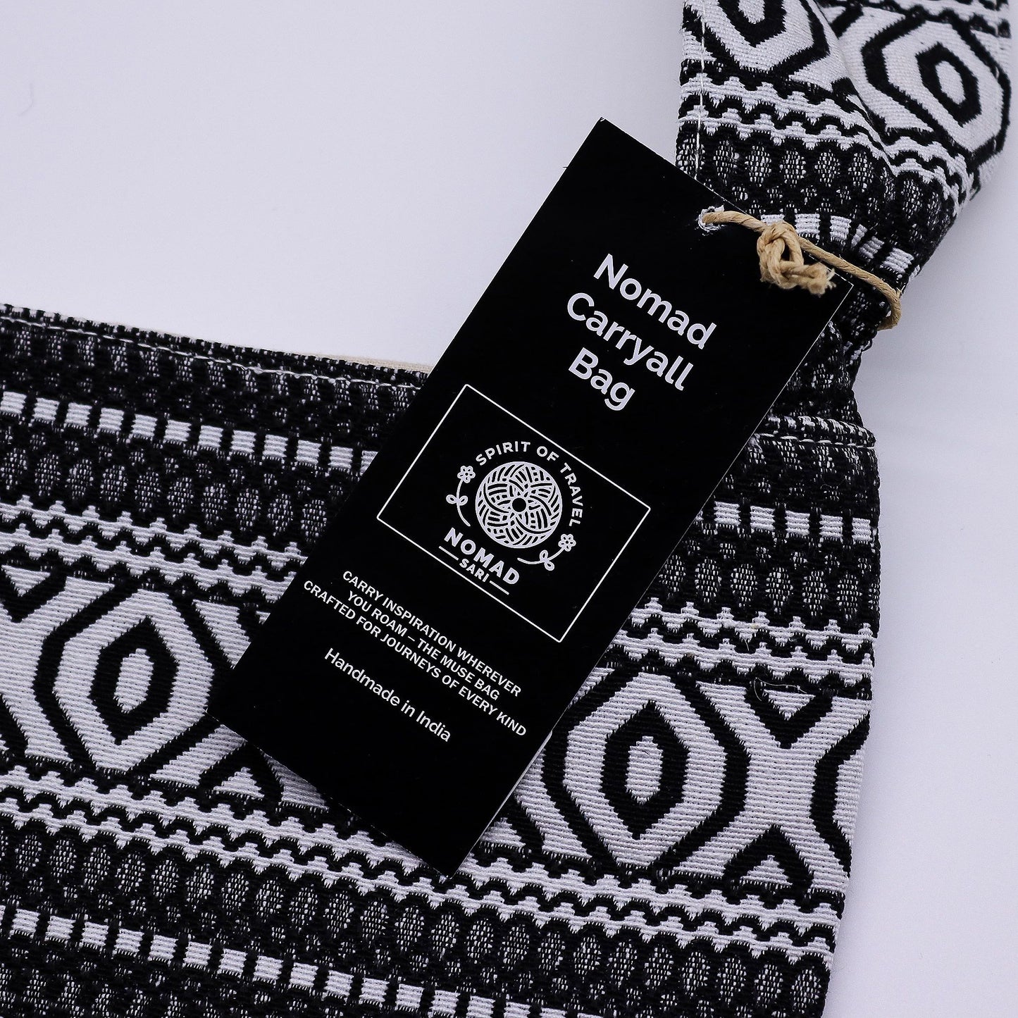 Bolsa de mano Nomad de algodón negro y blanco, estilo étnico, hecha a mano en India. Ideal para llevar tus esenciales.