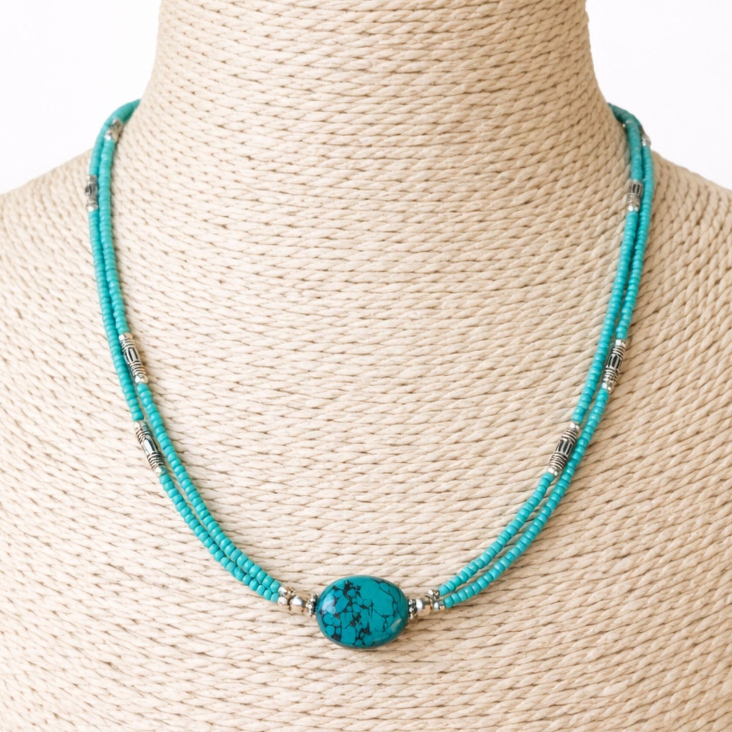 Collar de turquesa con cuentas azules y detalles de metal plateado, estilo bohemio y moderno.