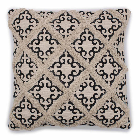Funda cuadrada de algodón beige con estampado geométrico de rombos negros y detalles texturizados de estilo indio