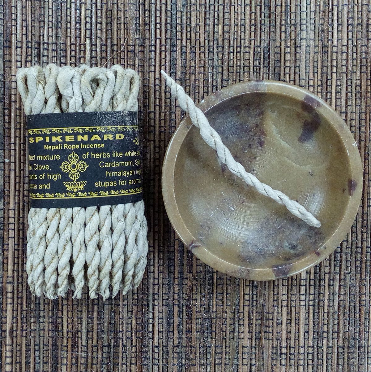 Incienso en cuerda nepalí color beige con soporte de mármol, ideal para aromaterapia y meditación.