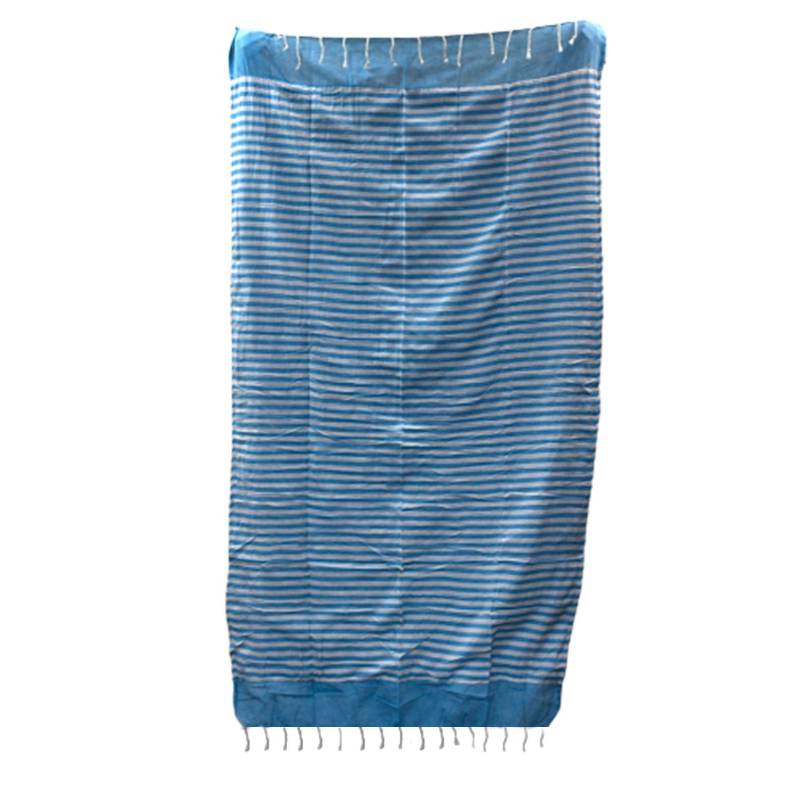 Toalla de algodón azul con rayas blancas, estilo bohemio y detallado con flecos en los bordes.
