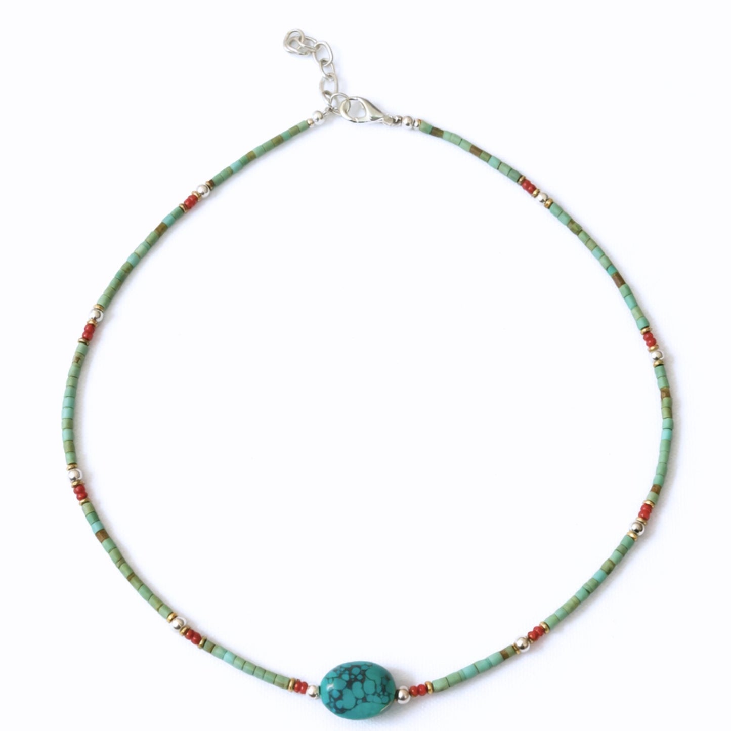 Collar de cuentas de turquesa y verde con detalles en rojo y dorado, diseño bohemio y elegante.