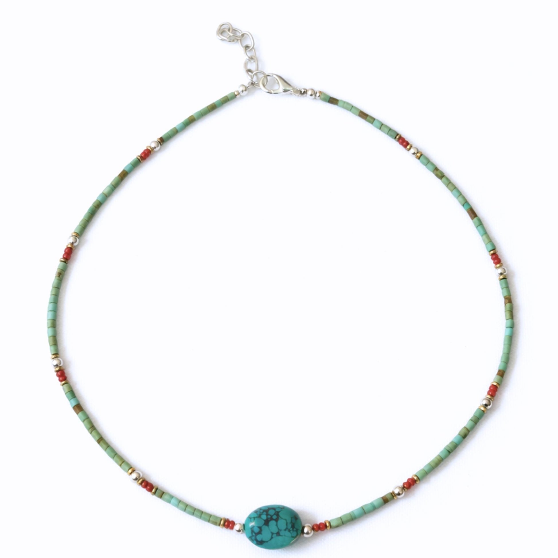 Collar de cuentas de turquesa y verde con detalles en rojo y dorado, diseño bohemio y elegante.