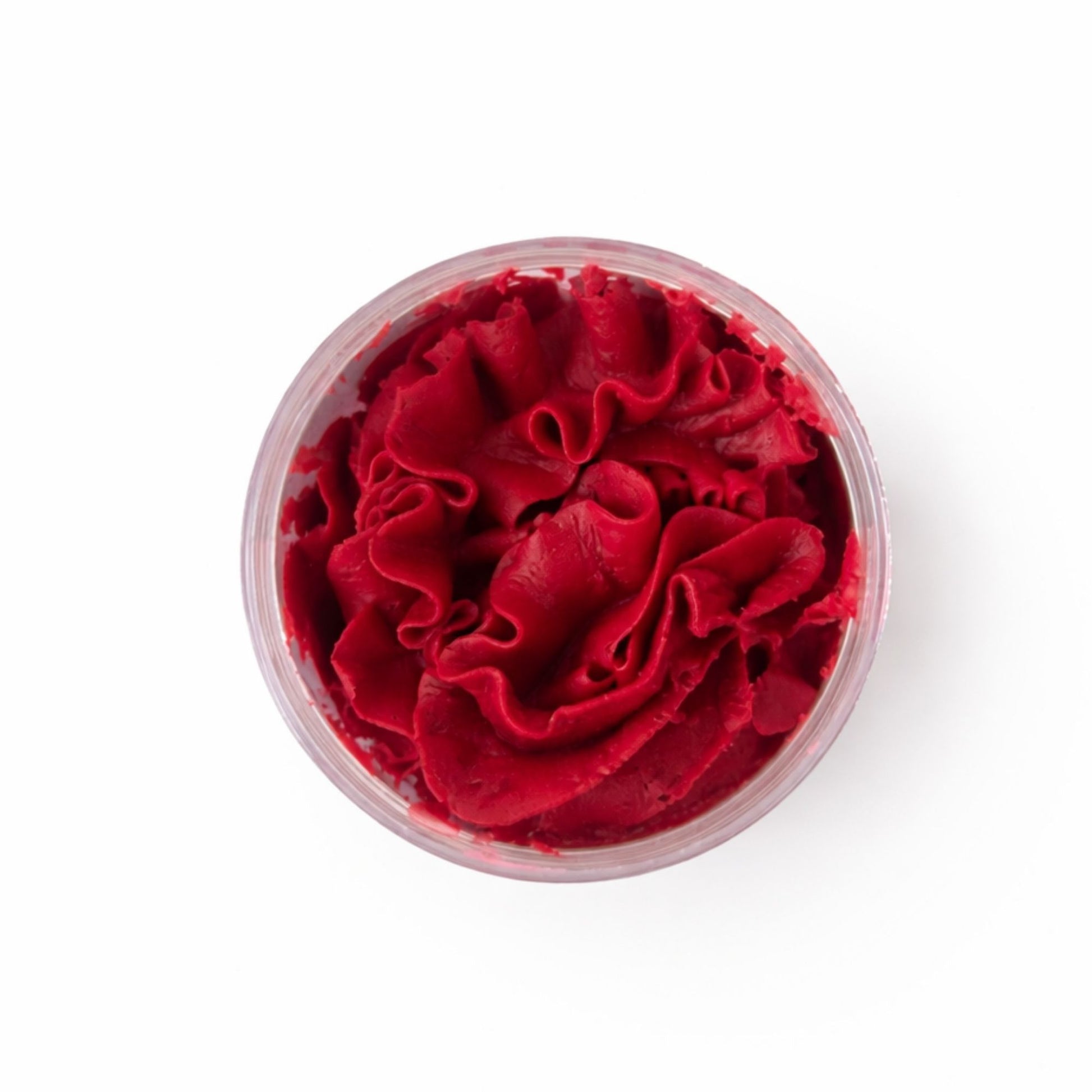 Crema de textura suave y color rojo intenso en envase transparente, ideal para decoración de pasteles.