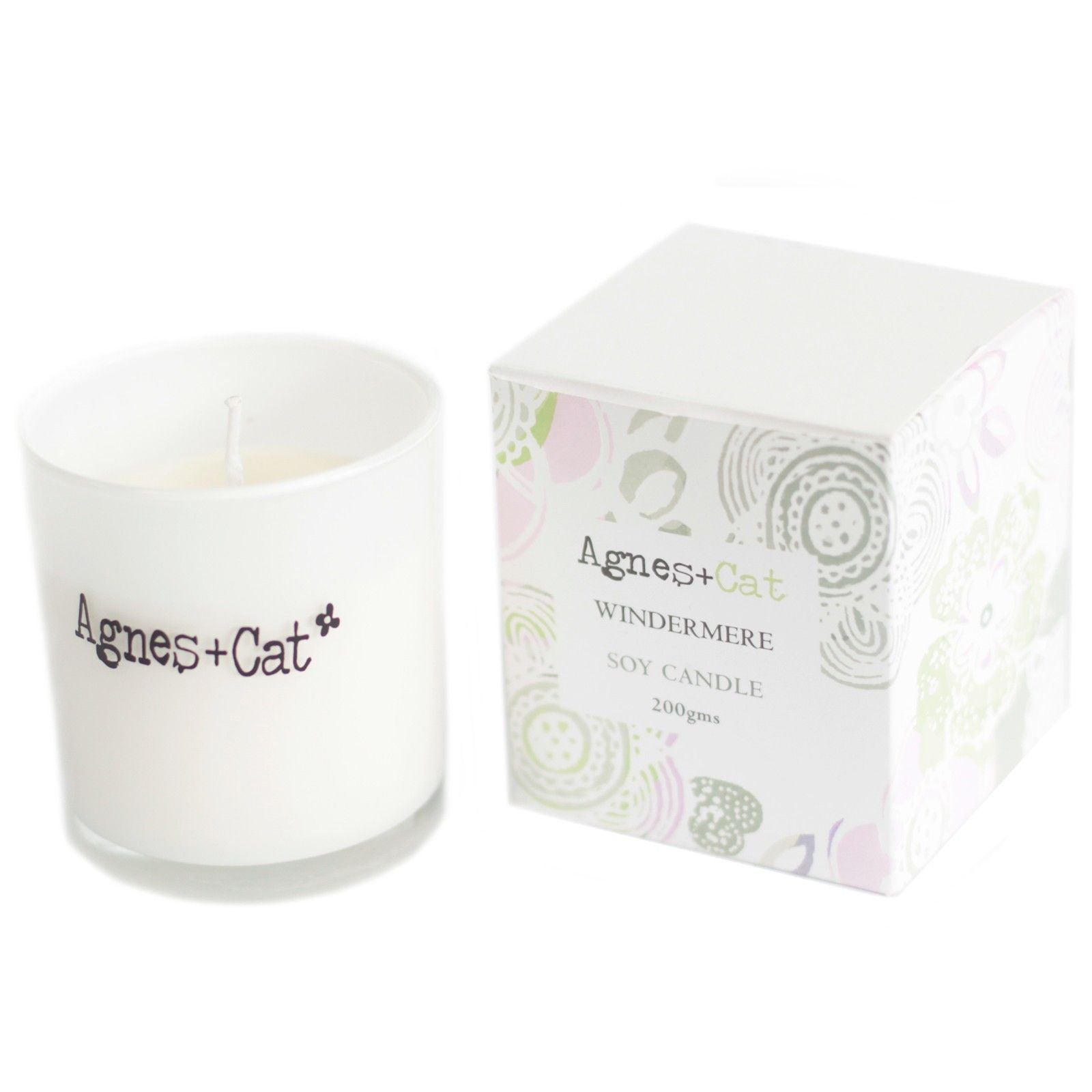 Vela de soya Windermere de Agnes + Cat, blanca, en envase elegante con caja decorativa de colores suaves. 200 g.