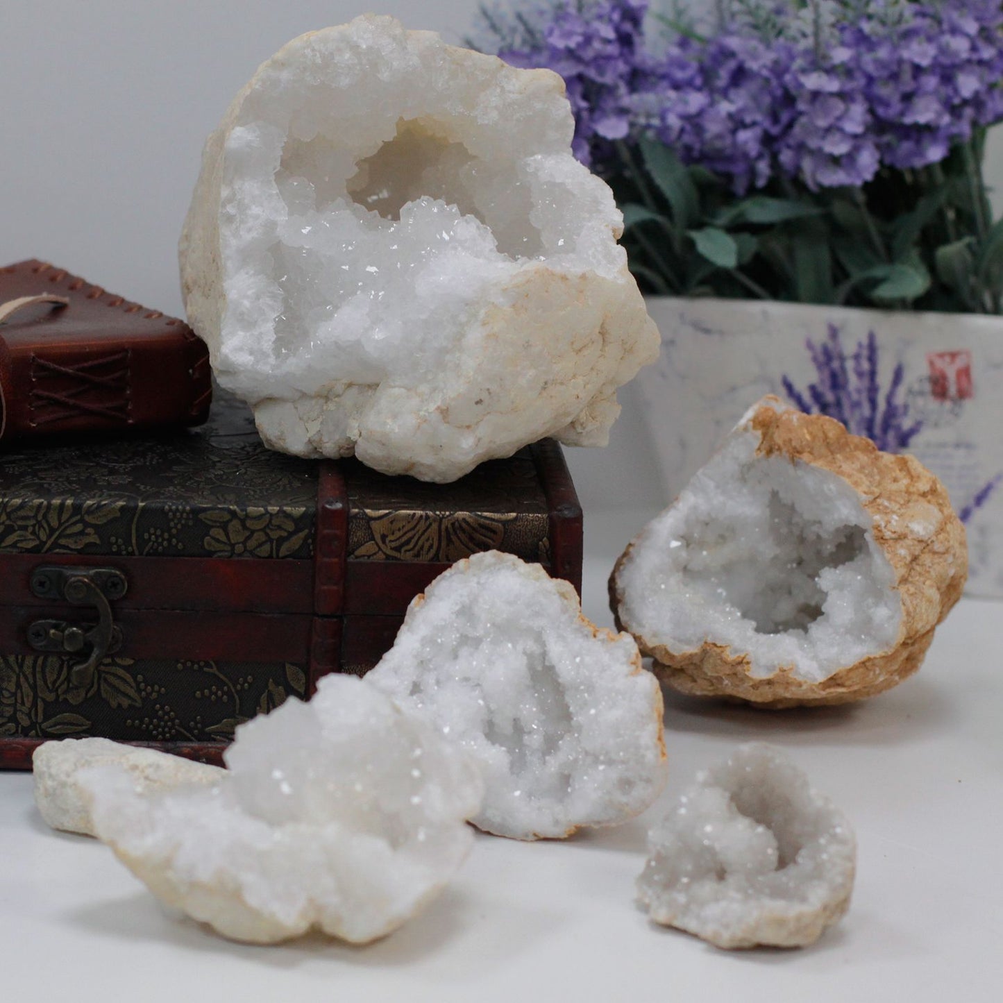 Cristales de amatista en tonos blancos, decorativos y brillantes, perfectos para el hogar o la oficina.