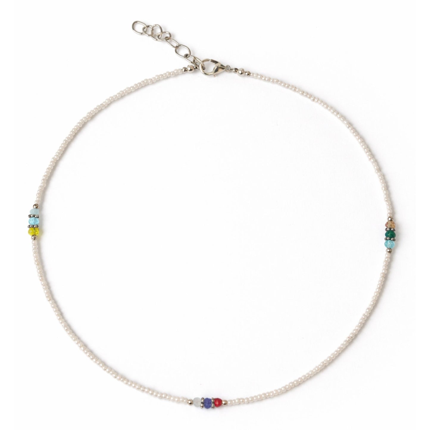 Collar de perlas blancas con cuentas de colores y cierre de plata, estilo elegante y moderno.