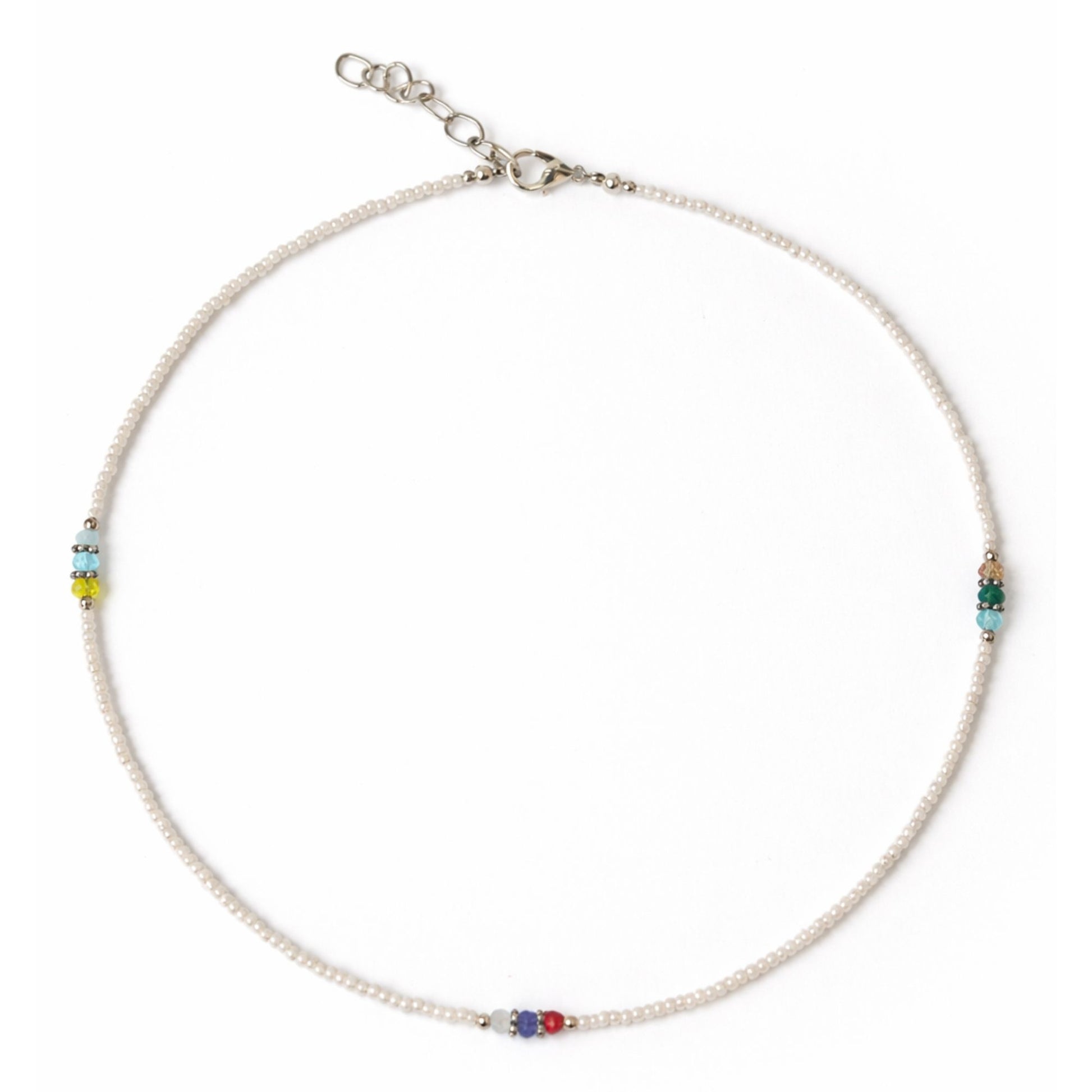 Collar de perlas blancas con cuentas de colores y cierre de plata, estilo elegante y moderno.