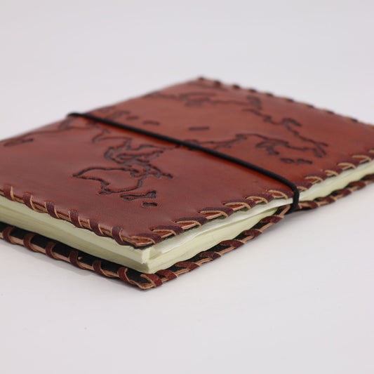 Cuaderno de cuero marrón con bordes cosidos a mano y diseño de ciervo, tapa flexible y páginas en color crema.