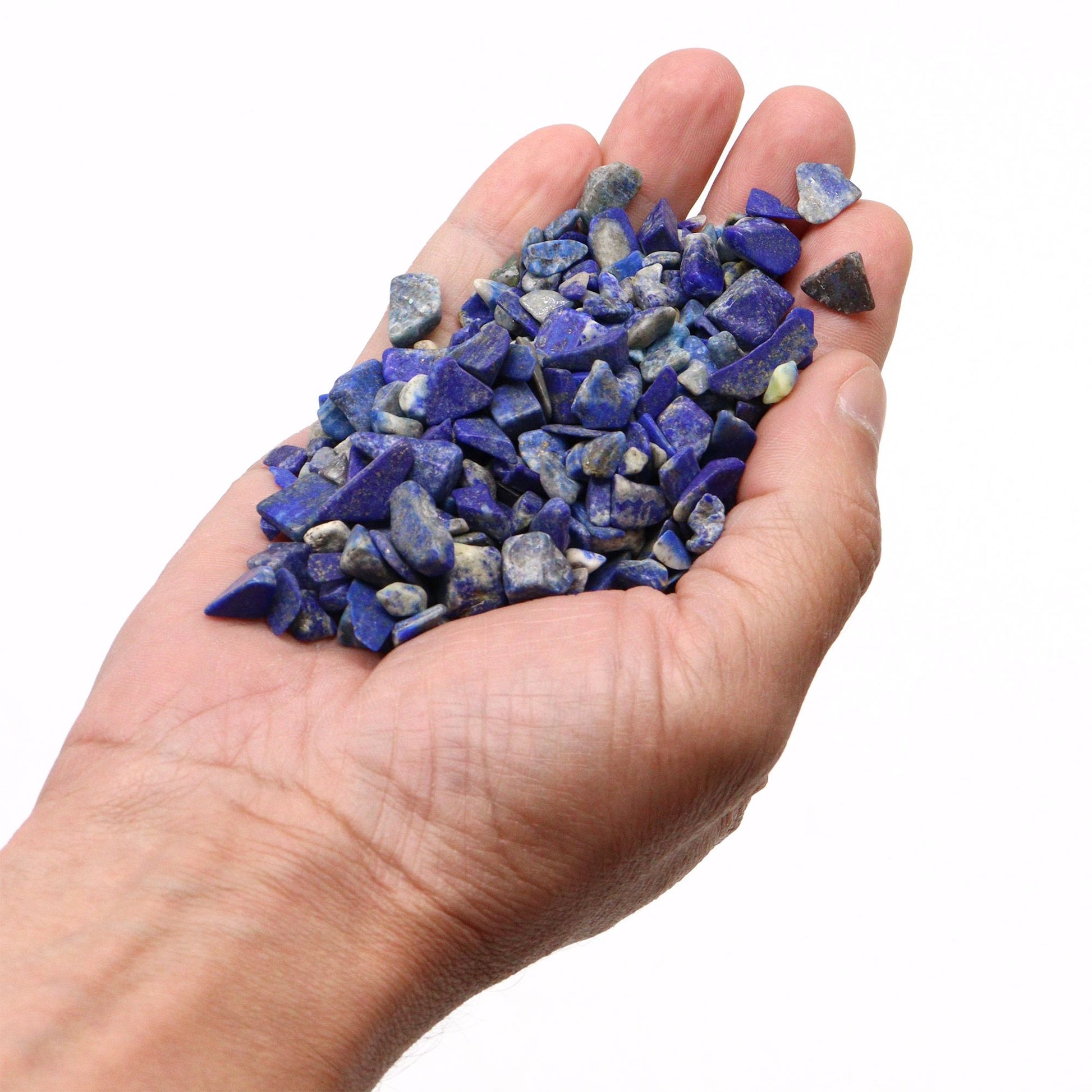 Piedras azules de lapislázuli en mano, perfectas para decoración, manualidades y terapias alternativas.