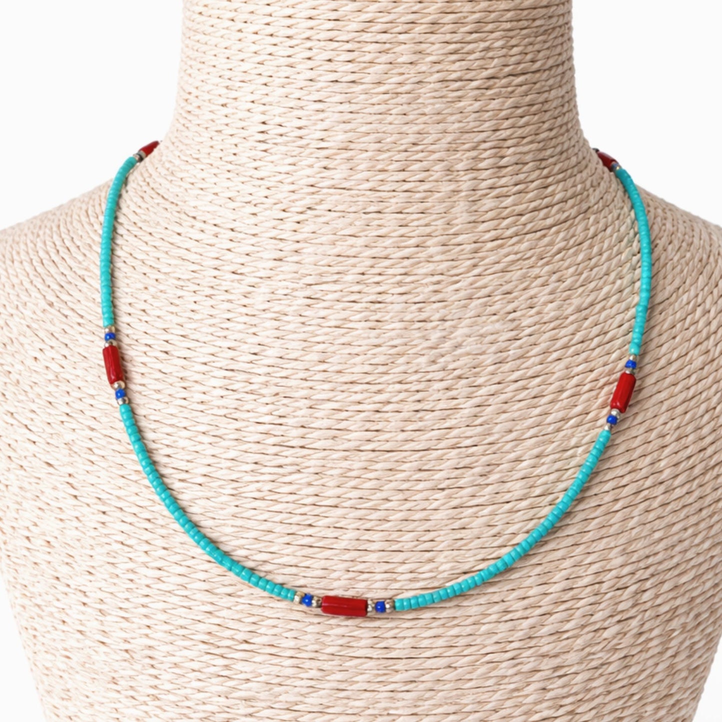 Collar de cuentas turquesas y rojas, estilo bohemio, material de vidrio, diseño sencillo y colorido.
