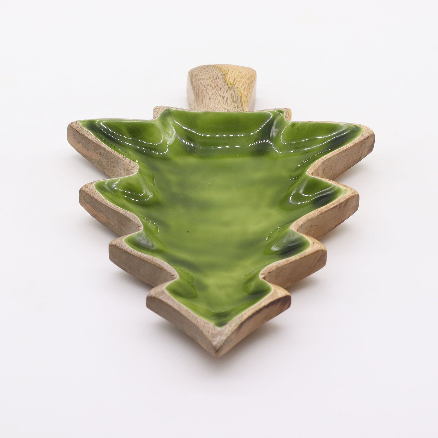 Plato decorativo en forma de árbol, cerámica verde con base de madera, estilo navideño y moderno.