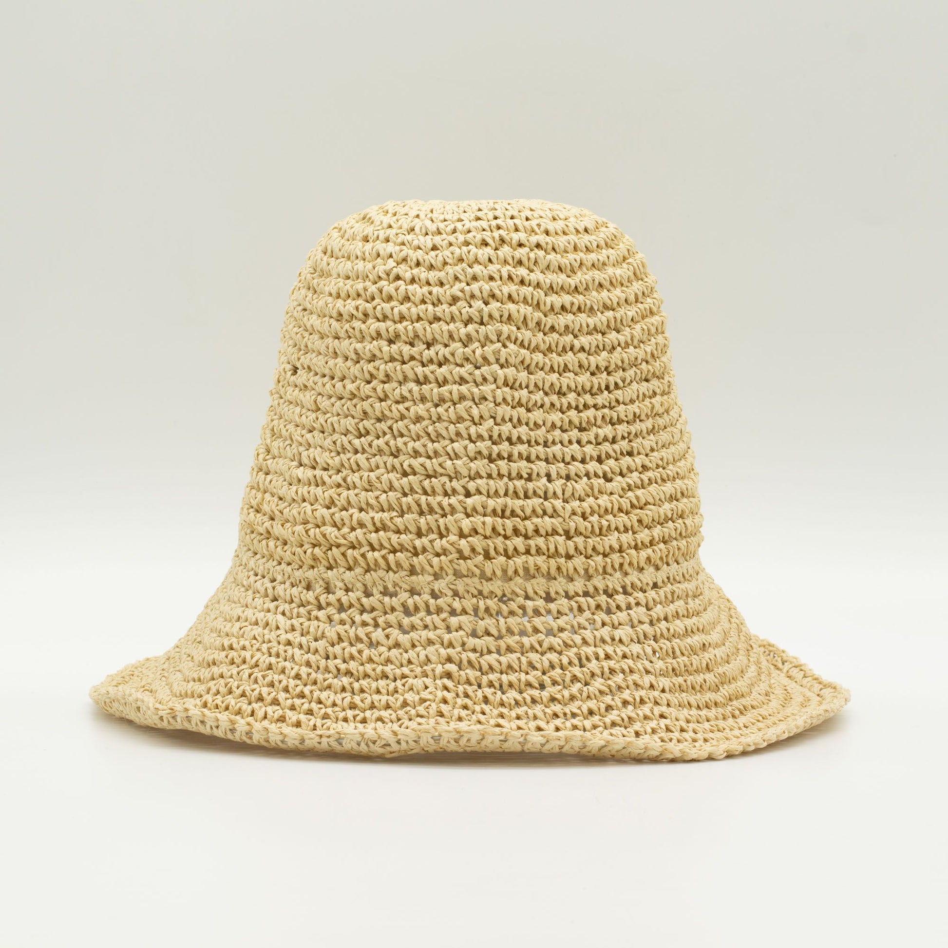 Sombrero de paja trenzada en color beige, estilo fedora, ideal para el verano.