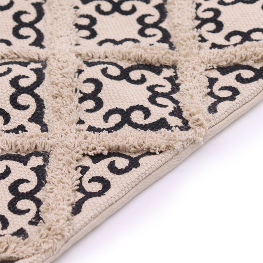 Funda de cojín beige con relieve y estampado geométrico en negro. Textura suave, estilo clásico indio, 45x45 cm.
