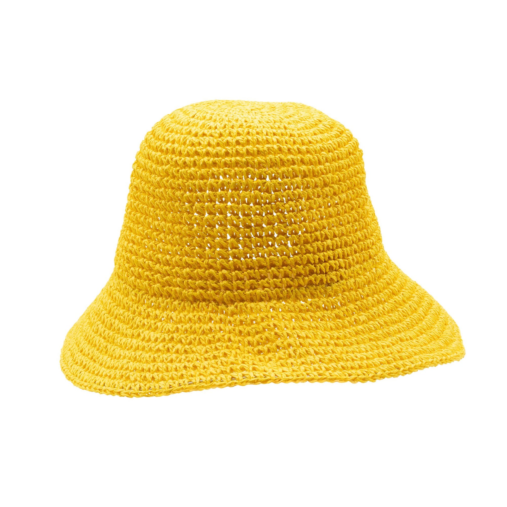 Sombrero de paja amarillo trenzado con ala amplia, ideal para el verano y actividades al aire libre.