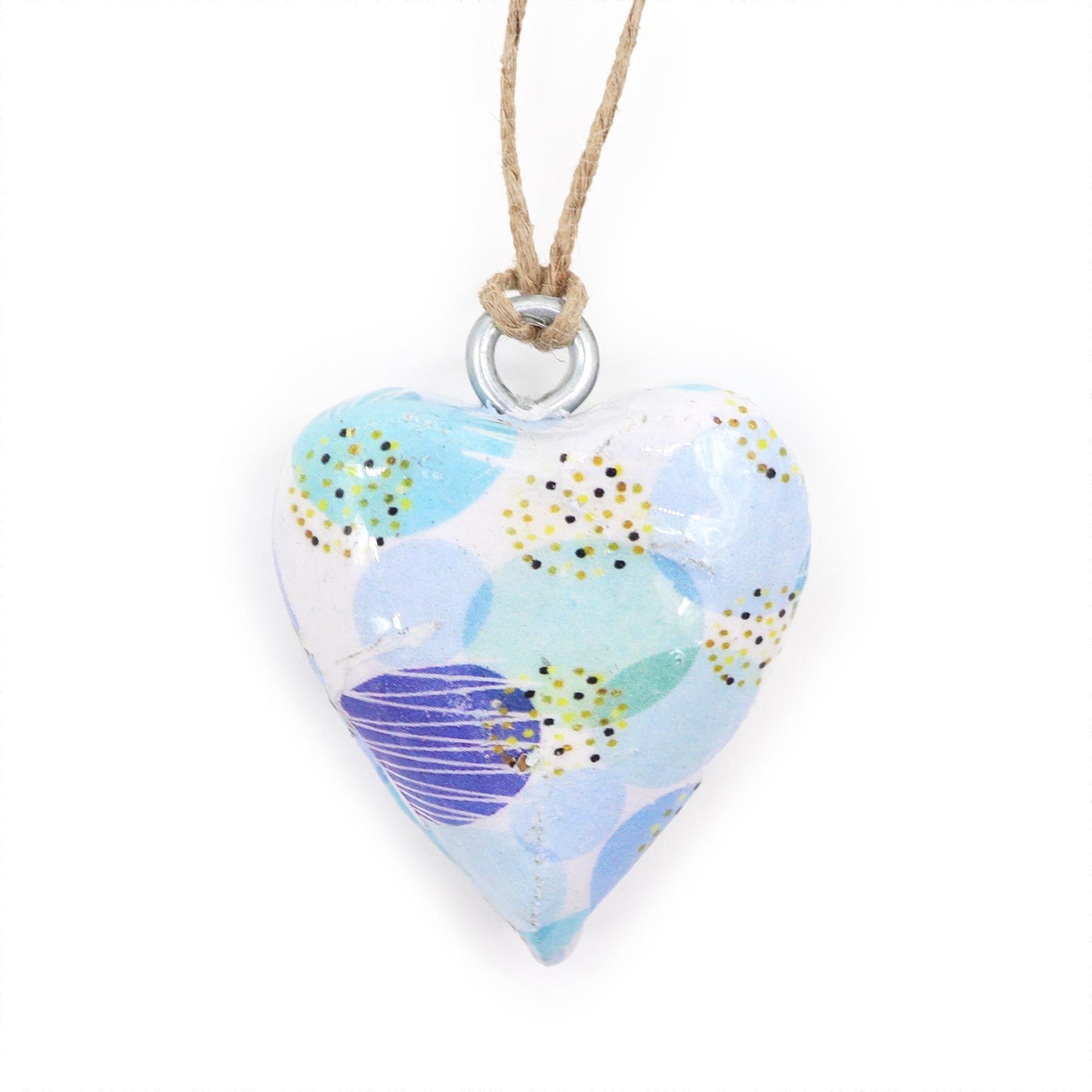 Corazón decorativo de cerámica azul y blanca con estampado colorido, colgante con cuerda natural.
