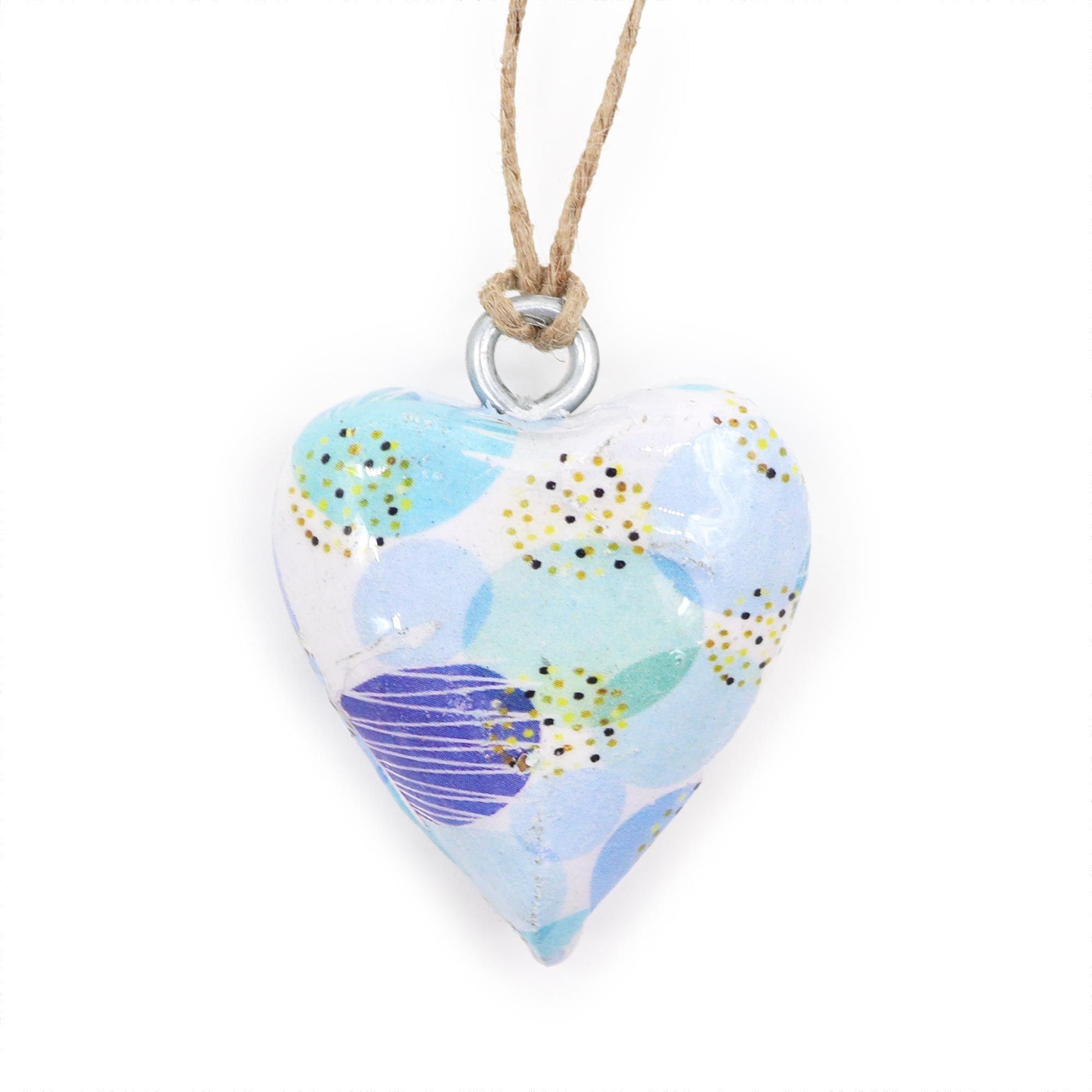 Corazón decorativo de cerámica azul y blanca con estampado colorido, colgante con cuerda natural.