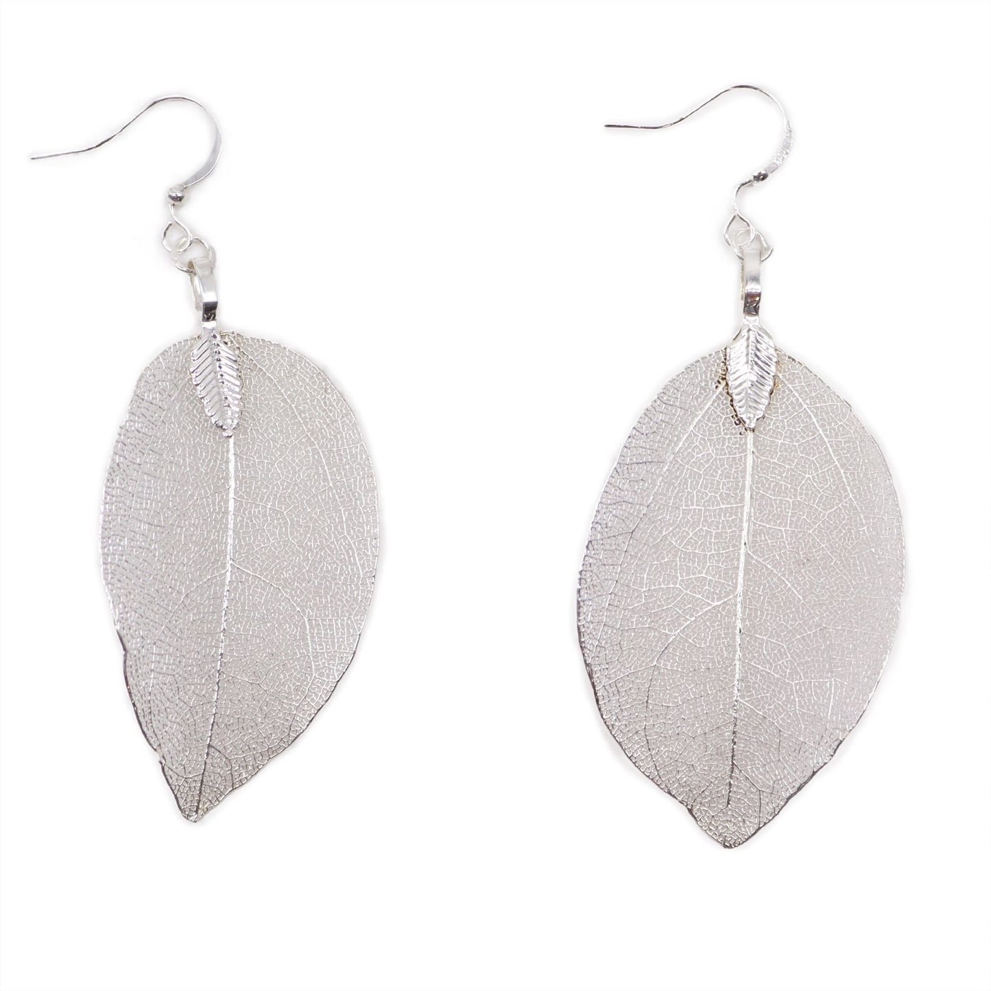 Pendientes de hojas grandes de metal plateado con acabado texturizado, estilo bohemio y elegante.