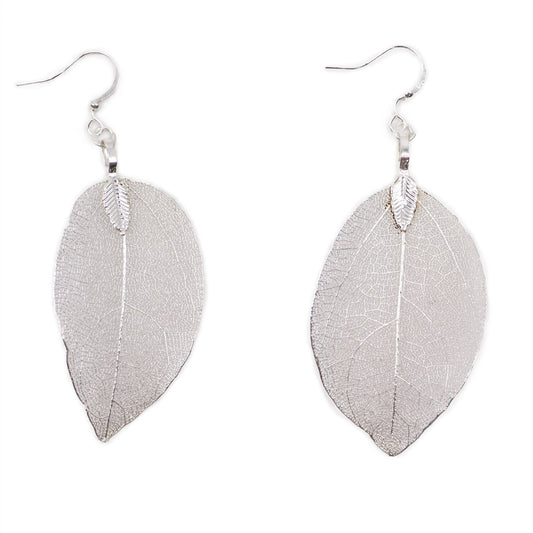 Pendientes de hojas grandes de metal plateado con acabado texturizado, estilo bohemio y elegante.
