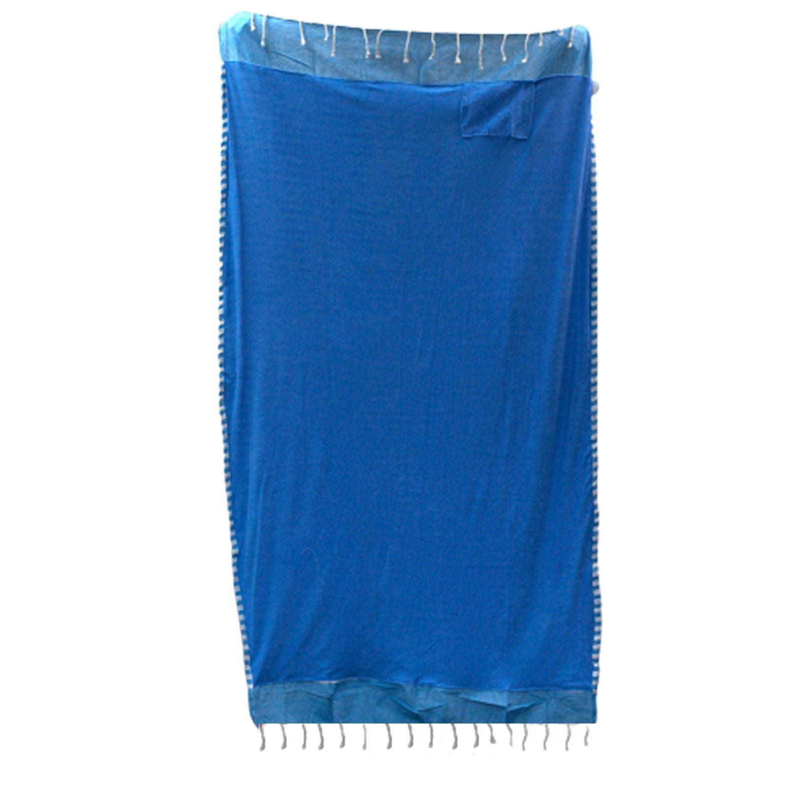 Toalla grande de color azul con flecos, fabricada en algodón suave, ideal para playa o piscina.