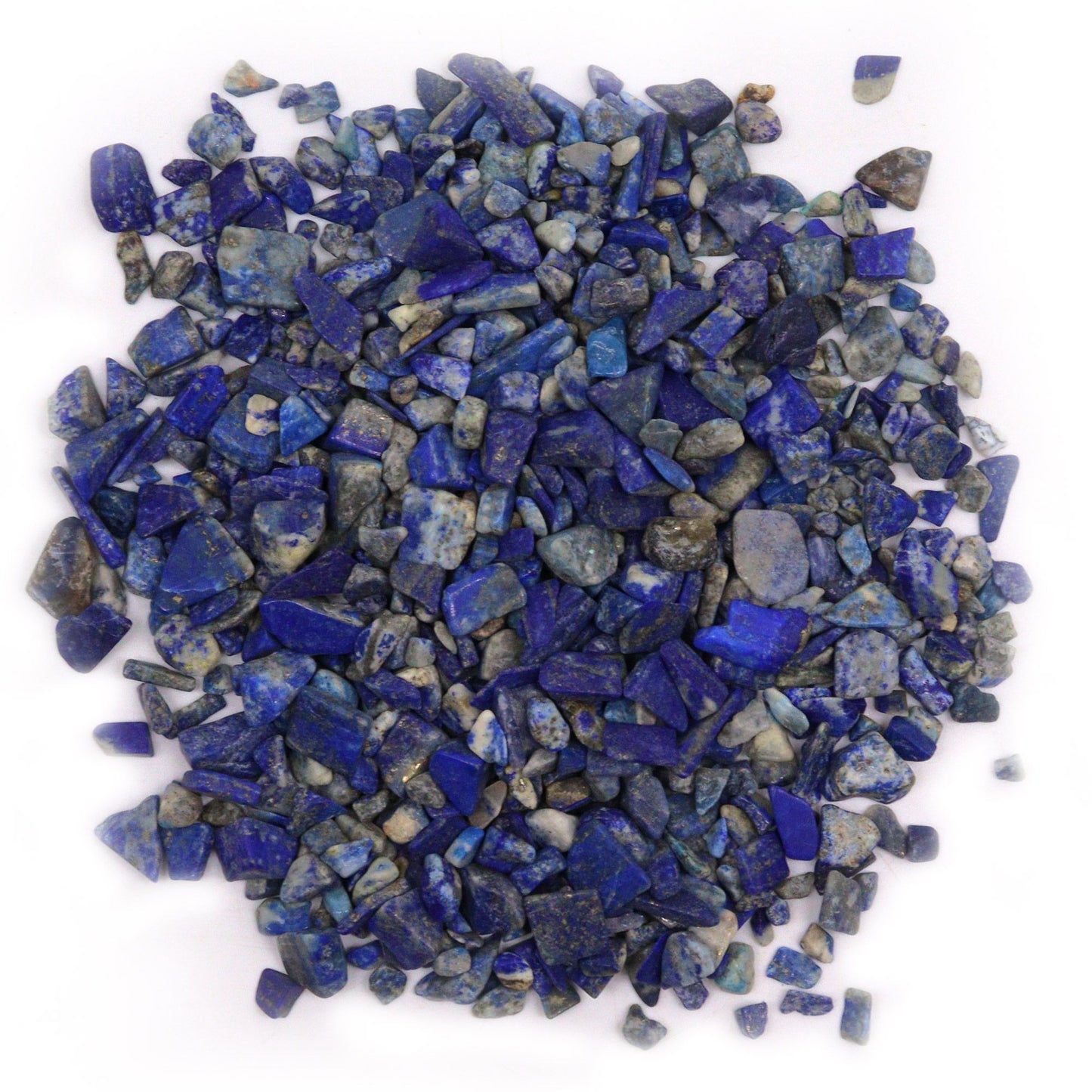 Granos de lapislázuli azul brillante, piedras naturales de diferentes tamaños, ideales para manualidades o decoraciones.