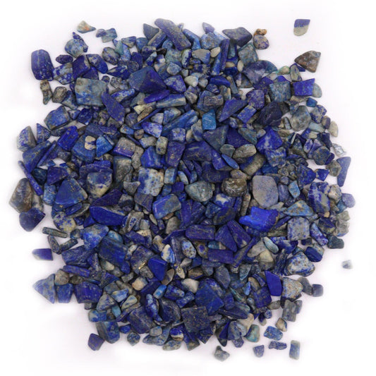 Granos de lapislázuli azul brillante, piedras naturales de diferentes tamaños, ideales para manualidades o decoraciones.
