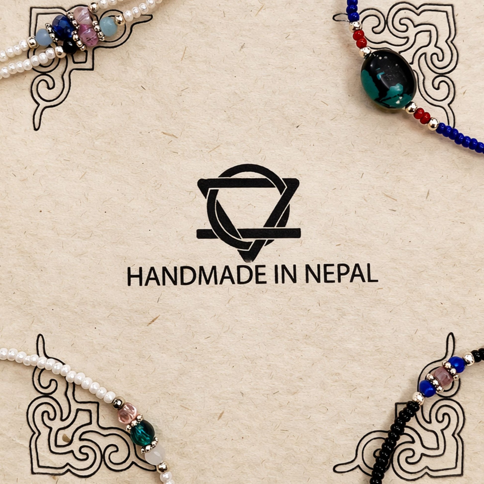 Collares artesanales de Nepal, cuentas de colores variados, estilo bohemio, hechos a mano con materiales de calidad.