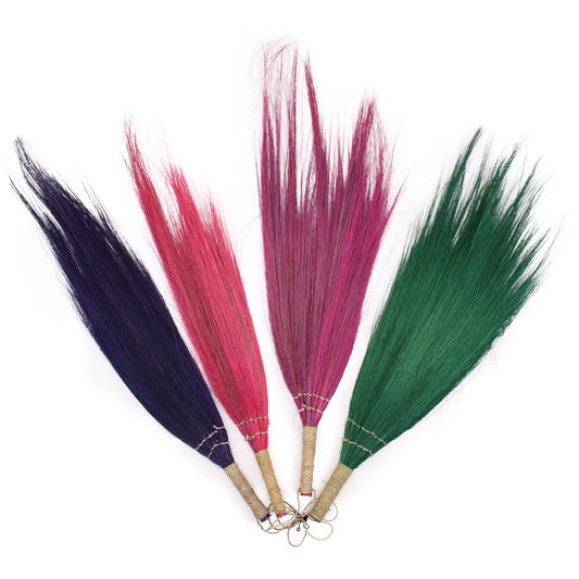 Escobas artesanales en colores morado, rosa, fucsia y verde, con mango de mimbre. Ideal para decoración.