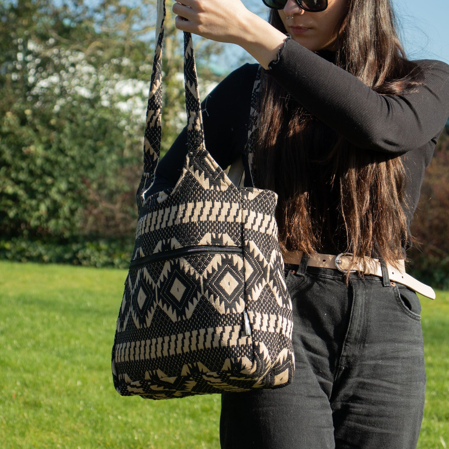 Bolso de algodón negro y beige con diseño étnico, estilo bohemio, ideal para uso diario.