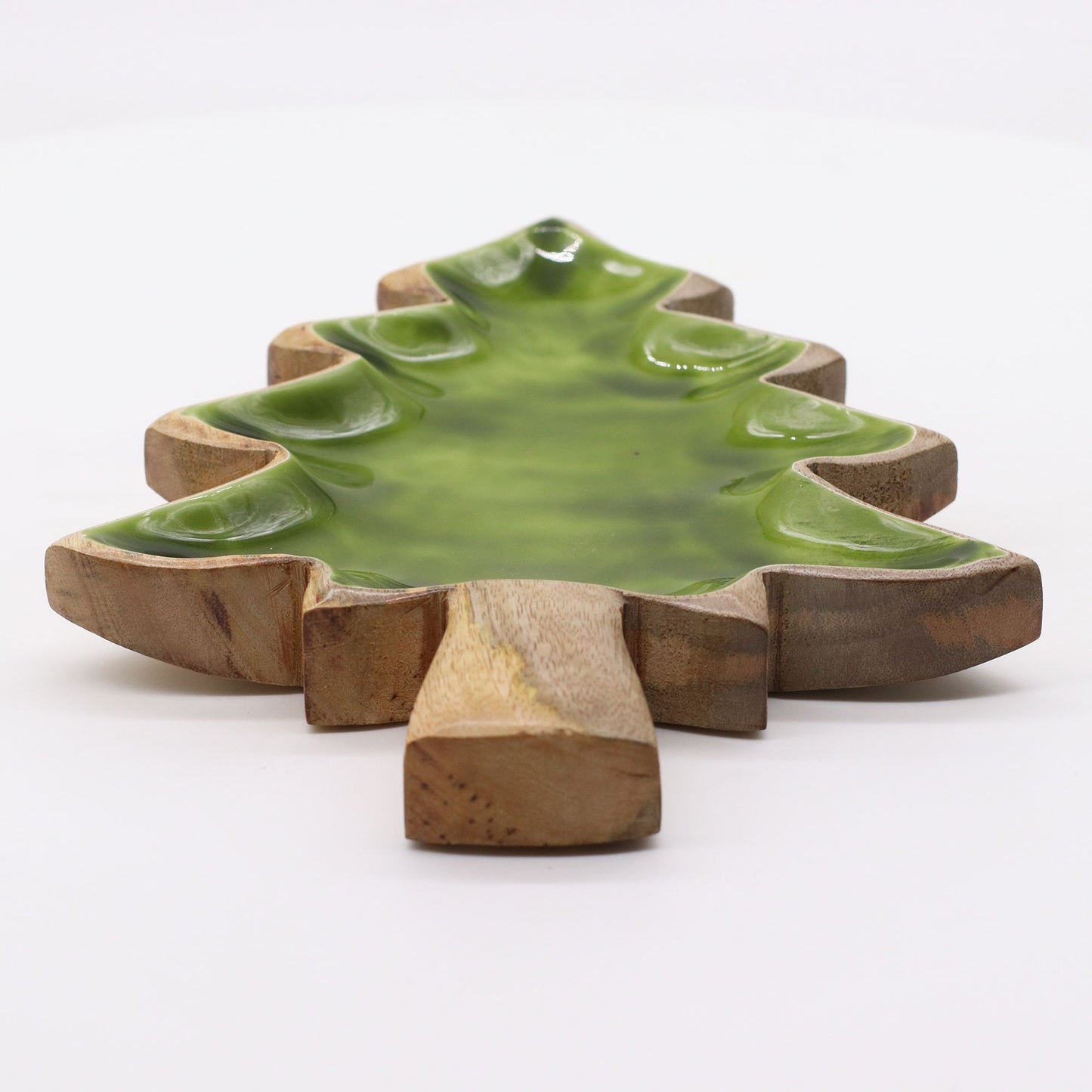Plato en forma de árbol, cerámica verde brillante y base de madera natural. Ideal para decoración navideña.