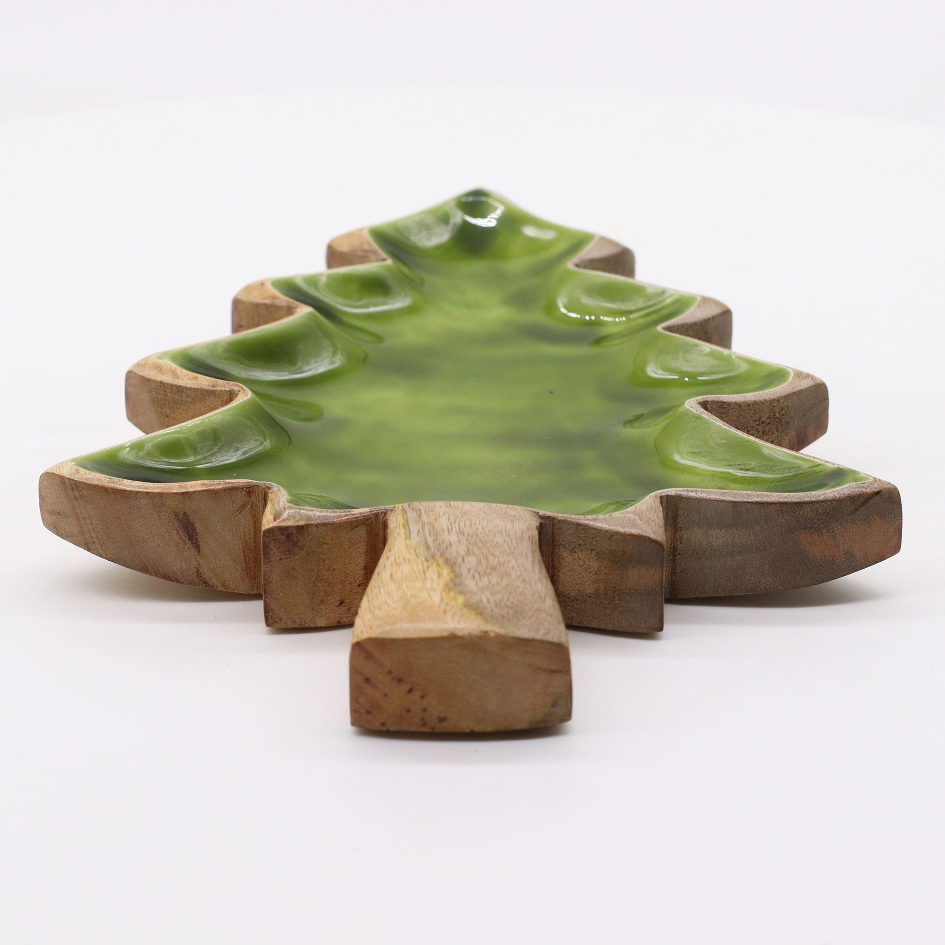 Plato en forma de árbol, cerámica verde brillante y base de madera natural. Ideal para decoración navideña.