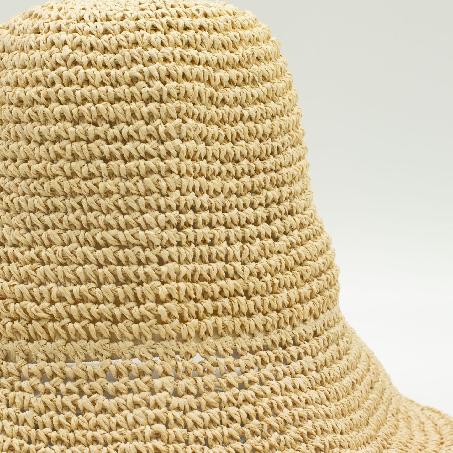 Sombrero de paja natural color beige, estilo amplio y trenzado, ideal para verano y actividades al aire libre.