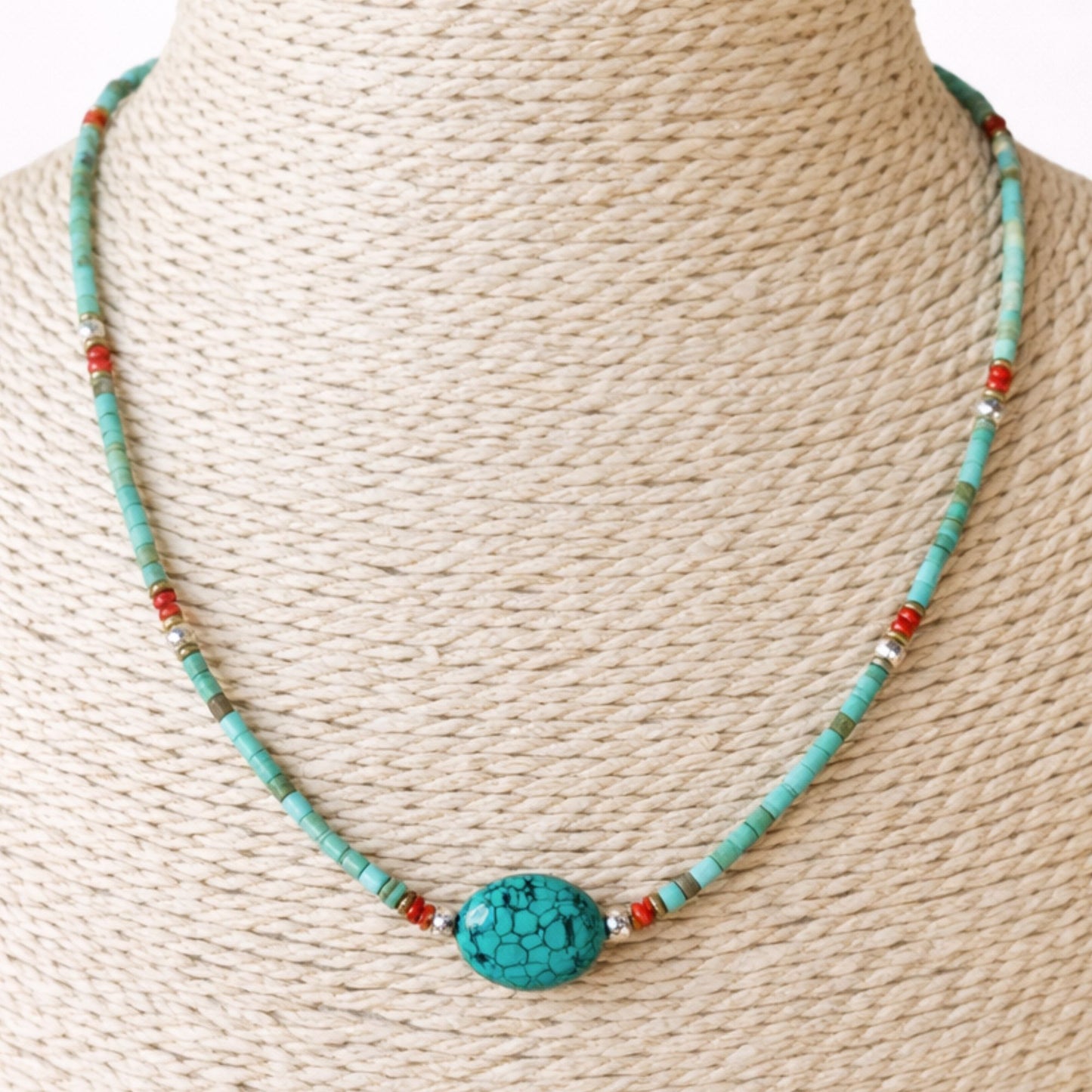 Collar de piedras turquesas y rojas, con cuentas metálicas, estilo bohemio, largo ajustable.