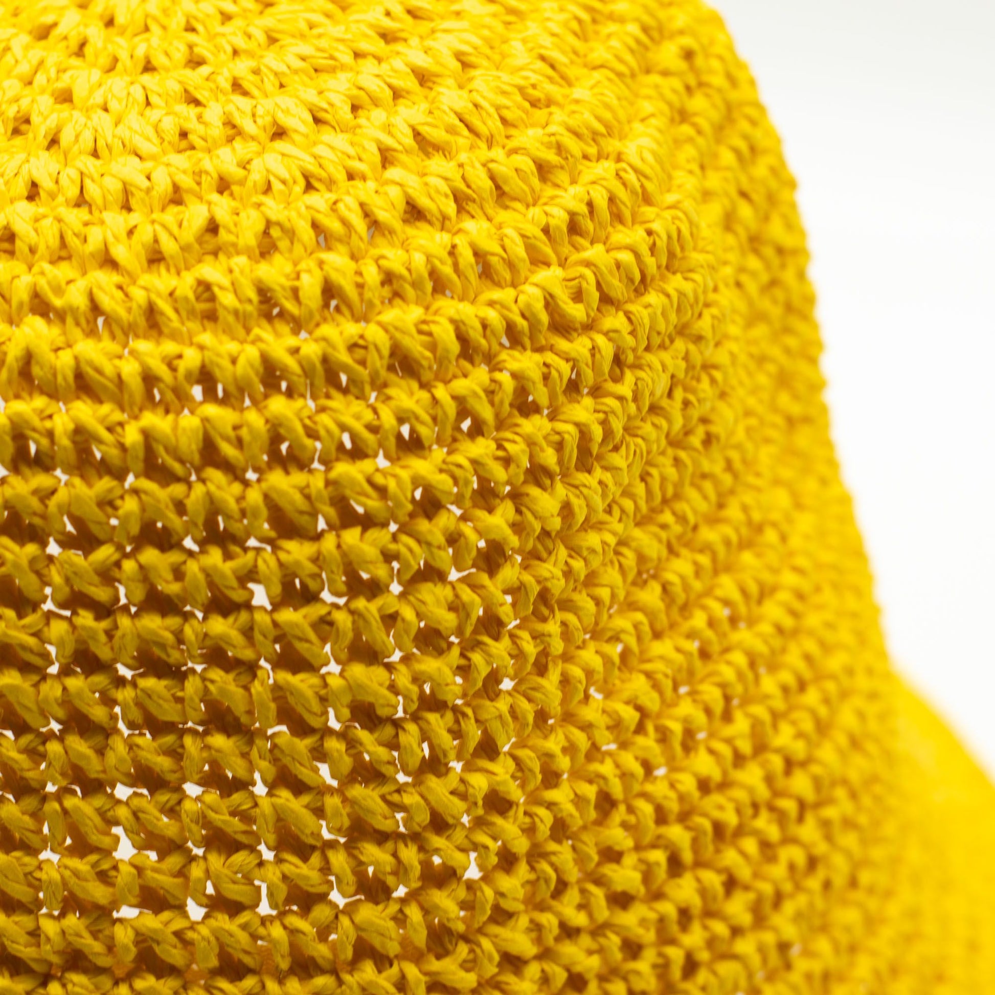 Sombrero de paja amarillo brillante, tejido a mano, estilo veraniego, ideal para días soleados.