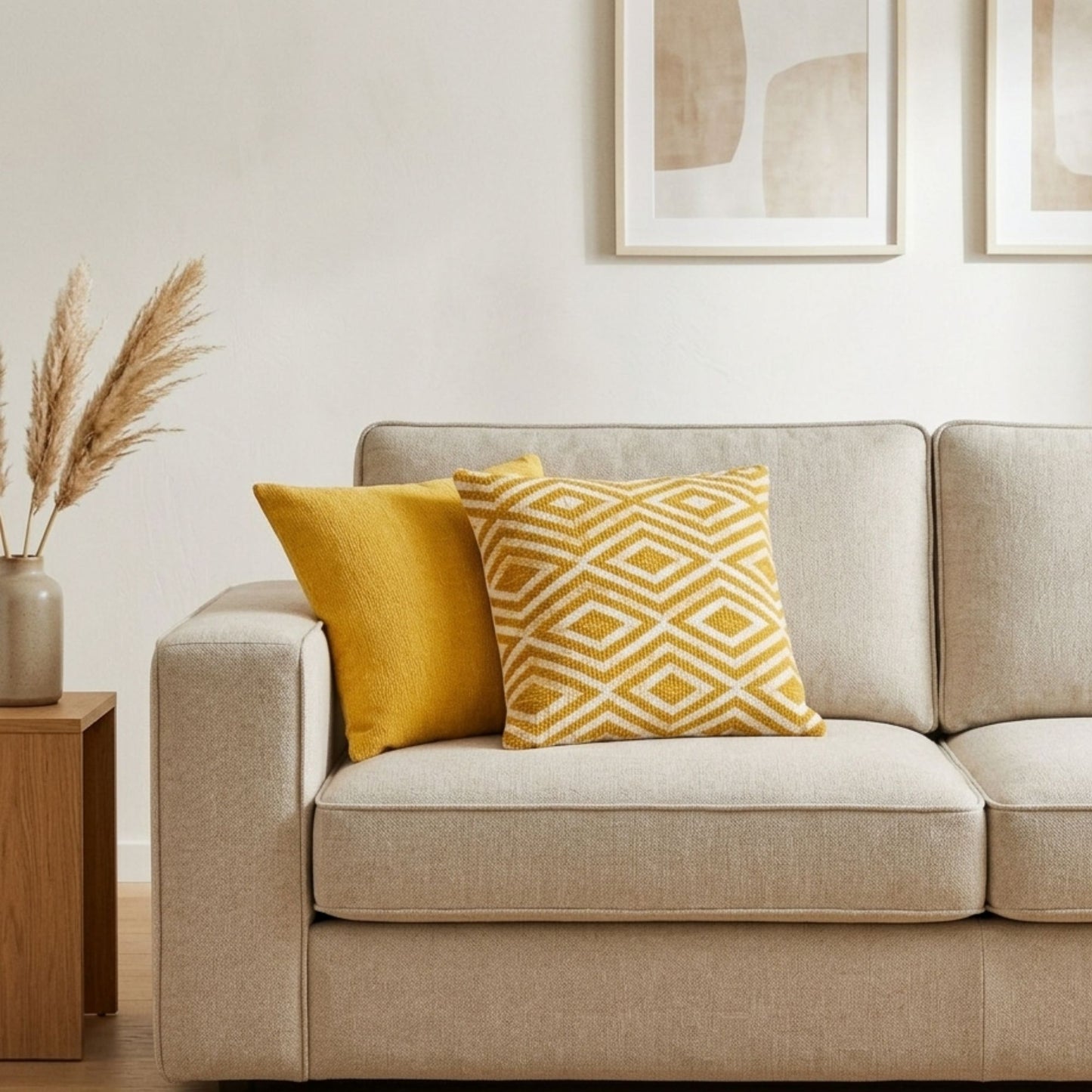 Sofá beige con cojines amarillos de diseño geométrico en decoración moderna y elegante.
