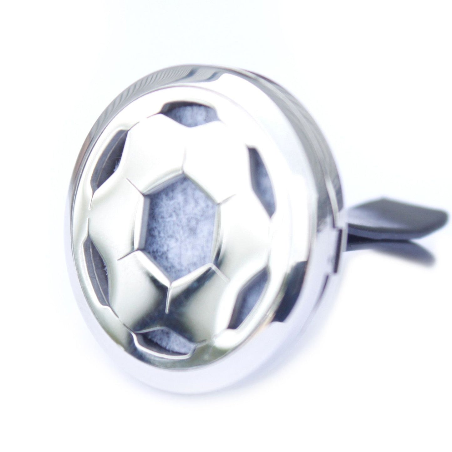 Difusor de coche metálico plateado de 30mm con diseño calado de balón de fútbol y almohadilla gris en el interior.