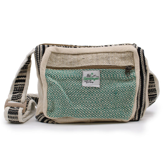 Bolso messenger de cáñamo y algodón, tejido texturizado en beige y verde con detalles a rayas blancas y negras.