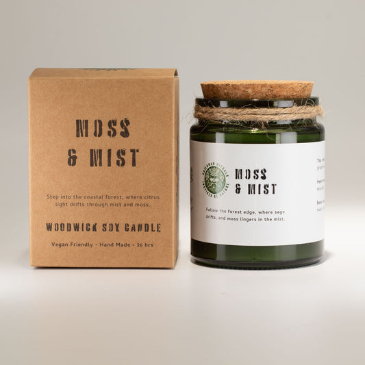 Vela de soja verde musgo y bruma con tapa de madera, envase de vidrio, 26 horas, vegana y artesanal.
