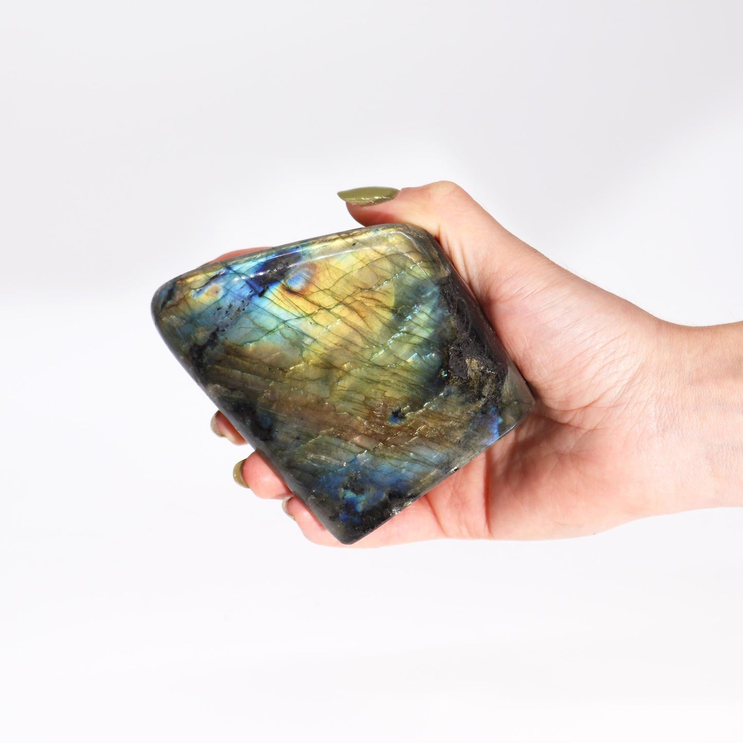Piedra labradorita azul, trapezoidal, con destellos iridiscentes, ideal para decoración y energías positivas.