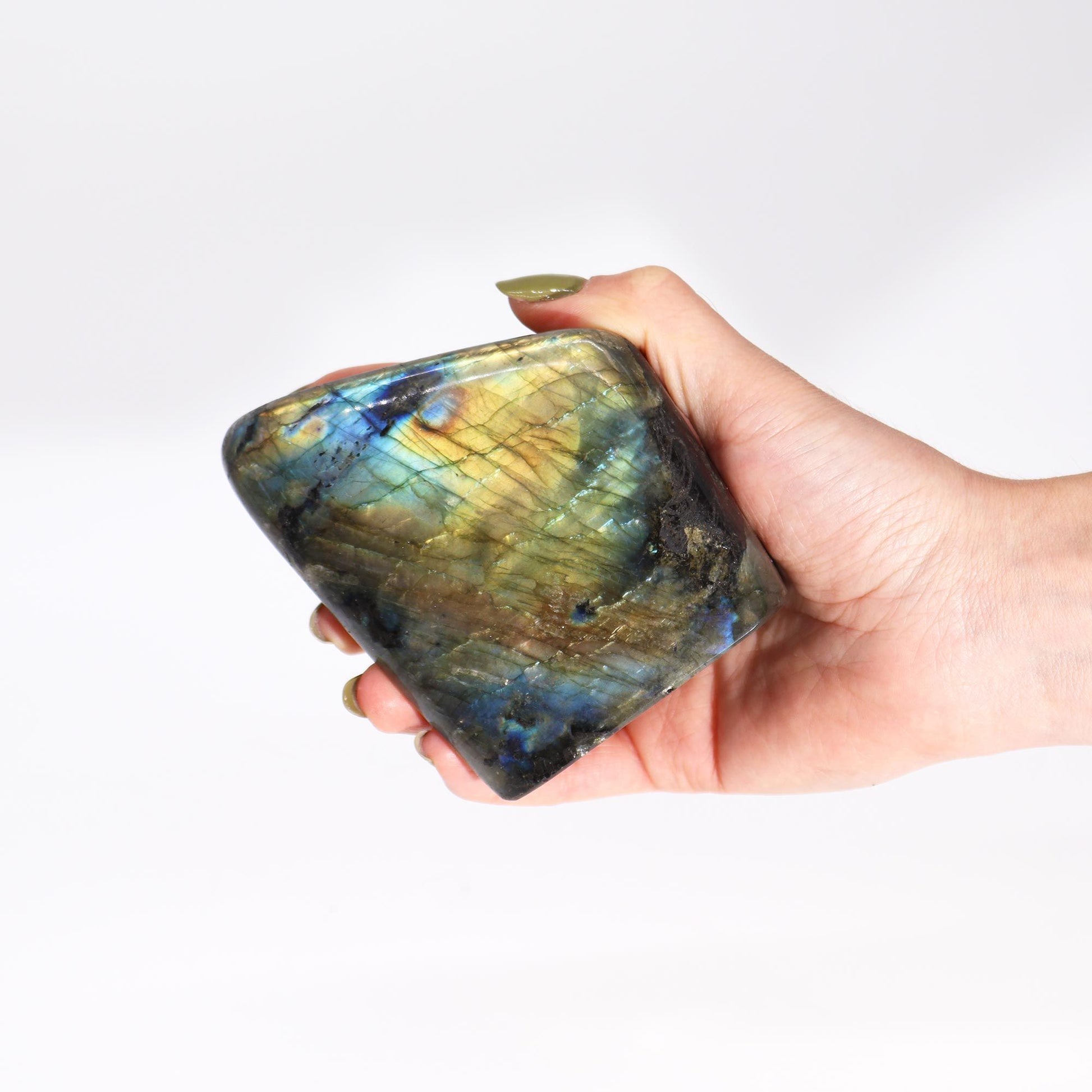 Piedra labradorita azul, trapezoidal, con destellos iridiscentes, ideal para decoración y energías positivas.