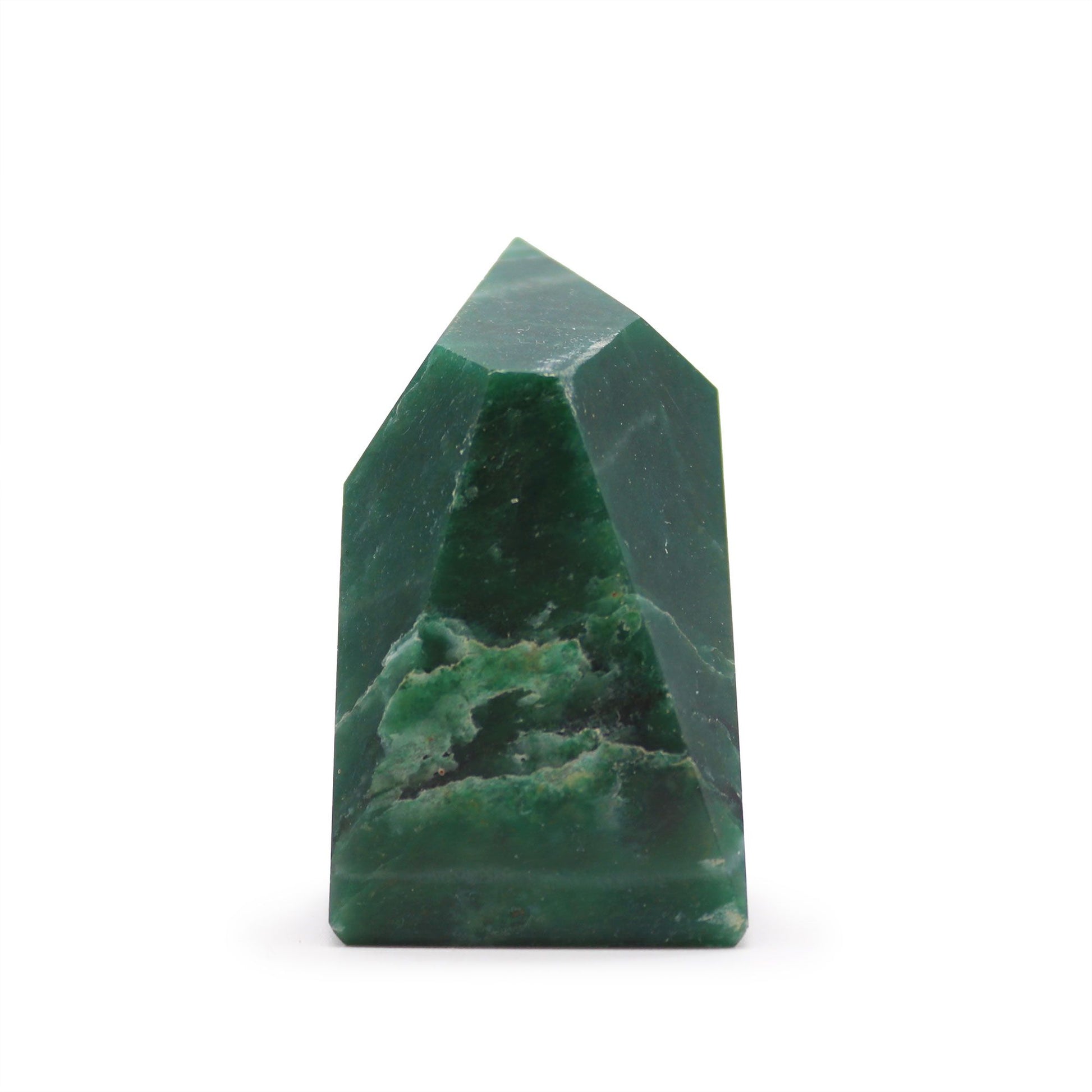 Pico de jade verde oscuro con textura natural, ideal para decoración y coleccionistas de minerales.